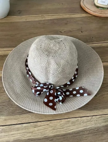 Chapeau beige/crème avec noeud à pois