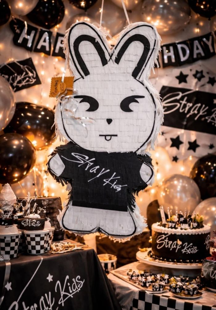 Pinatas stray kids anniversaire