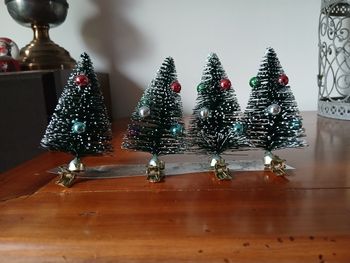 Neuf: 4 figurines Sapins sur pinces-clips