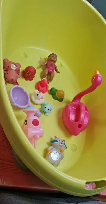 Lot ( grande bassine pour bébé avec thermomètre et 10 jouets d eau