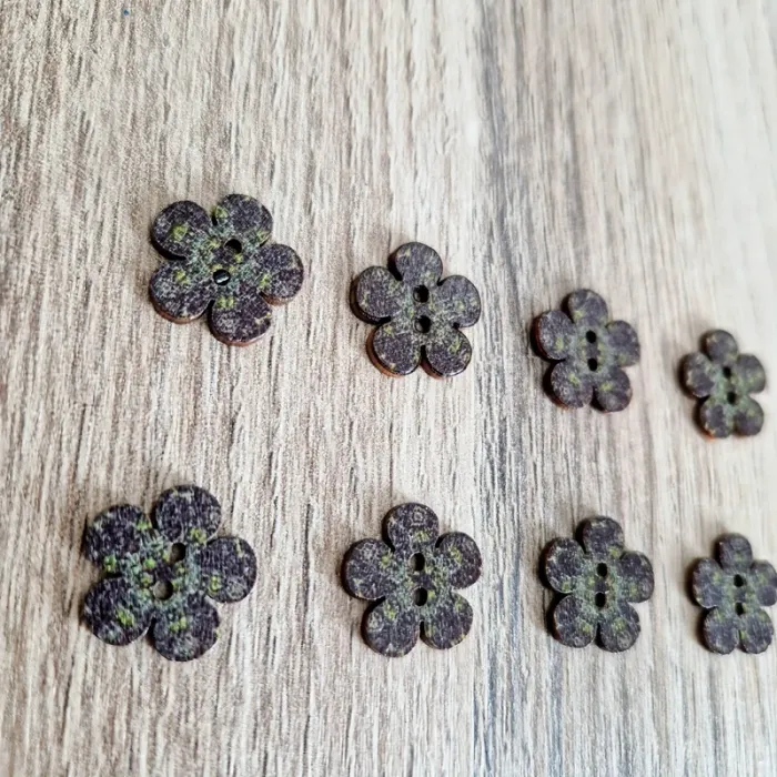 Lot de 8 boutons fleurs en bois - photo numéro 2