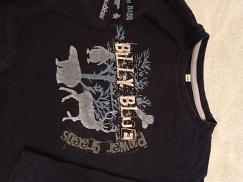 Cule noir mange longues avec inscription devant décoratives sur les manches voir photos taille 6 ans couleur noir