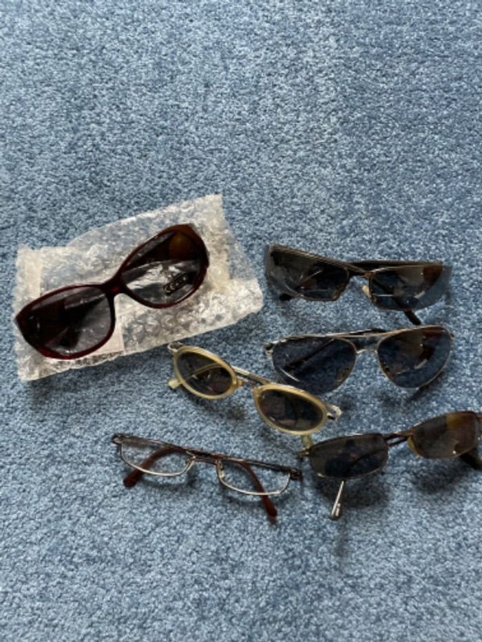Lot de lunettes de soleil dans l’état ( dont une neuve)