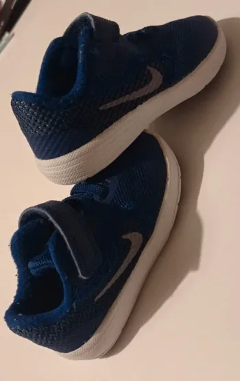 Baskets Nike bébé taille 21 – Bleu marine – Légères & stylées