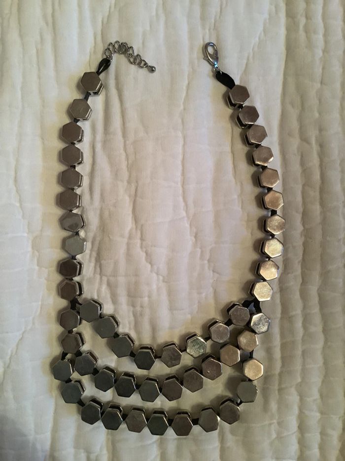 Collier plastron “Bikeuse” métal chromé et gros grain noir - photo numéro 2