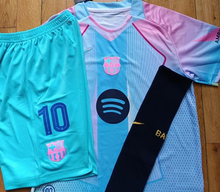 Maillot LAMINE YAMAL taille 8 ans kids football Barcelone  2026 chaussettes patchs - photo numéro 3