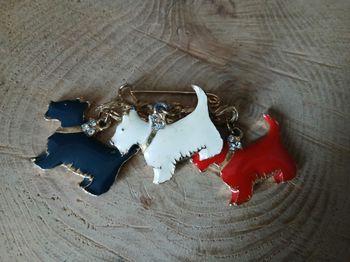 Broche chien vintage bleu blanc rouge