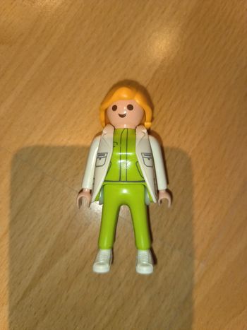 Dame Playmobil avec veste blanche