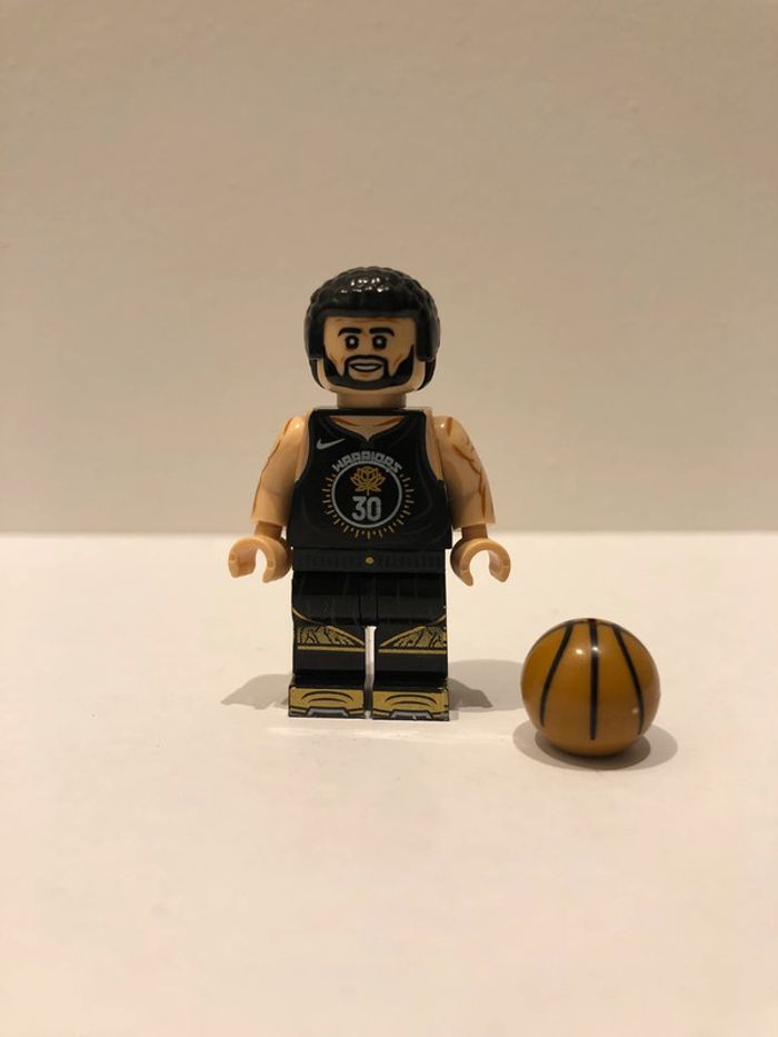 Figurine type lego Stéphen Curry aux Warriors. Basketteur
