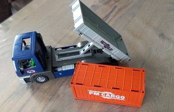 Camion porte-conteneur