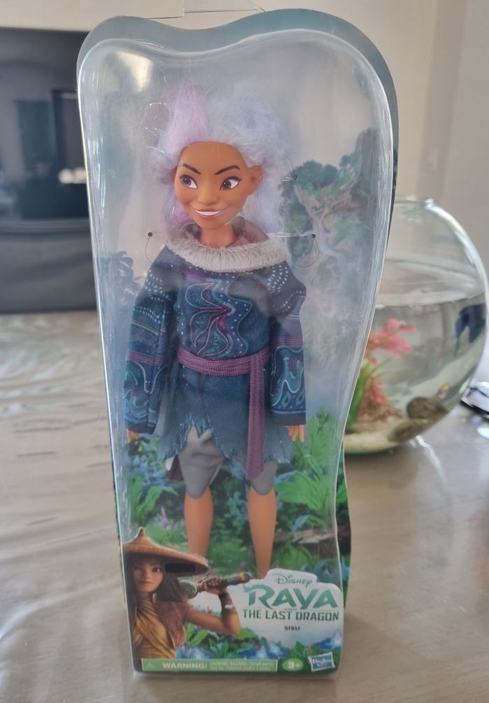 Poupée Raya disney neuve