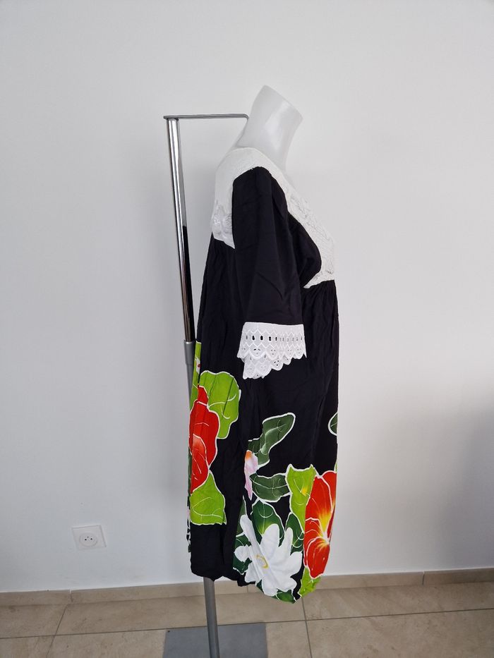 Robe polynésienne noire fleurie avec détail dentelle - photo numéro 3