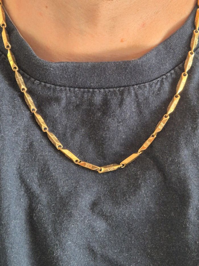 Jolie collier homme original en acier doré