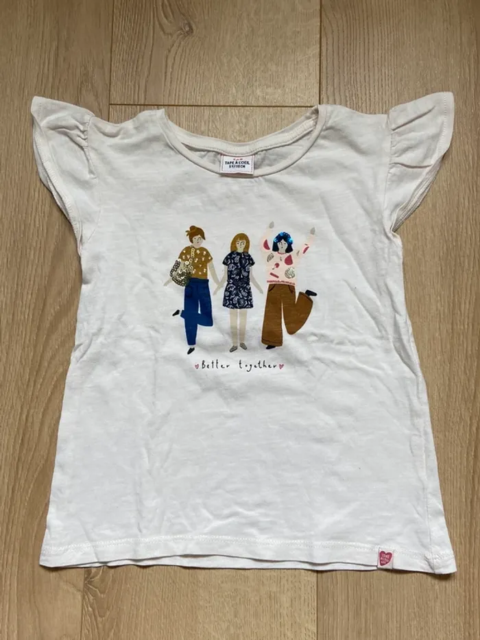 T-shirt manches courtes .