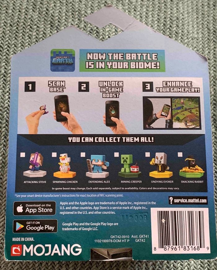 Minecraft Earth - Duo de figurines : Attacking Steve, Spawning Chicken - photo numéro 2