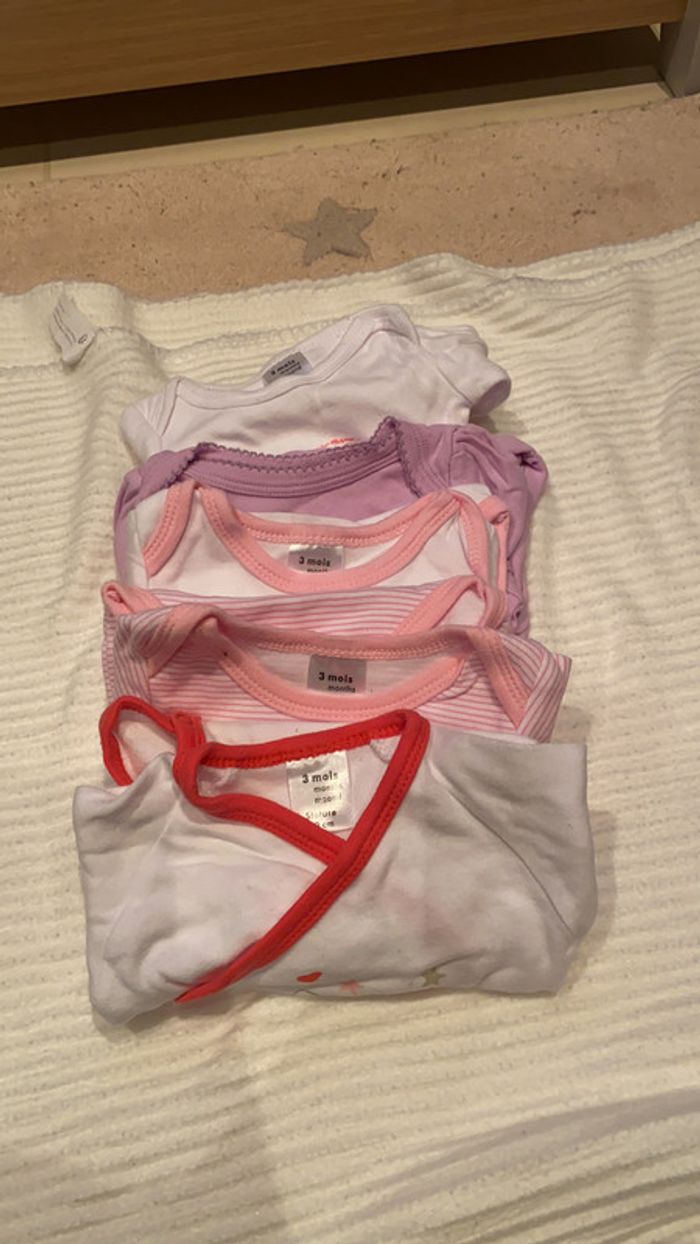 Lot bodies taille 3 mois
