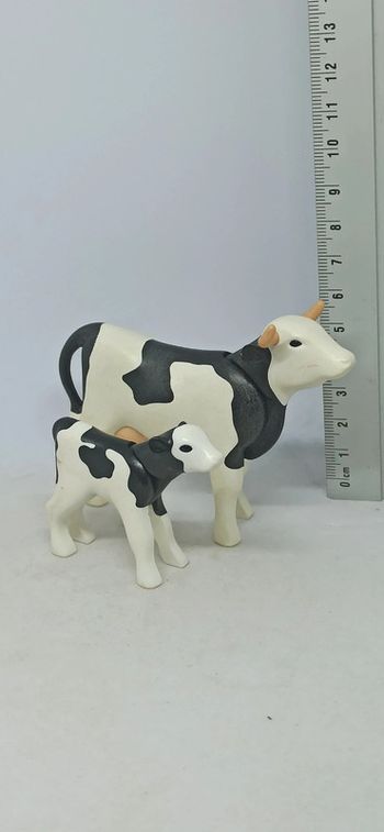 Vache noire et blanche avec son veau playmobil