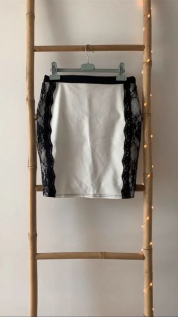 Jupe blanche avec dentelle noire