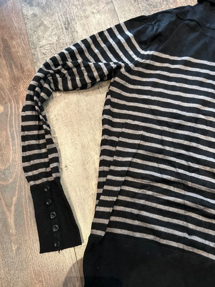 Pull col roulé rayé boutons manches - photo numéro 3
