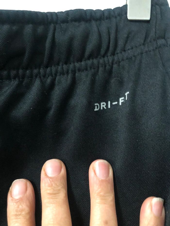 Jogging nike . Taille 13/15 ans - photo numéro 9