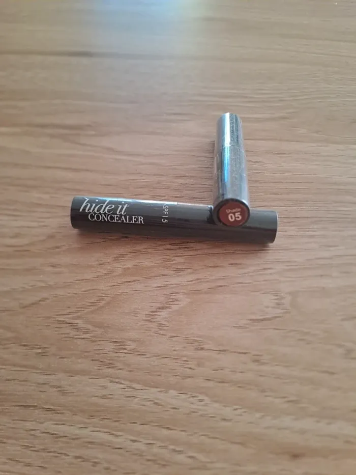 Lot 2 concealers sleek