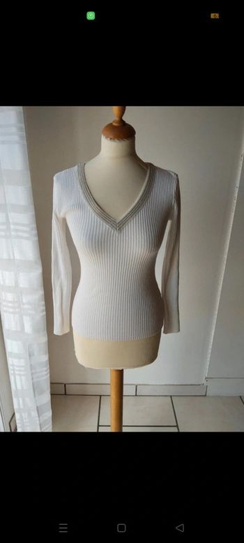 Pull col V blanc-crème avec décolleté discret en strass