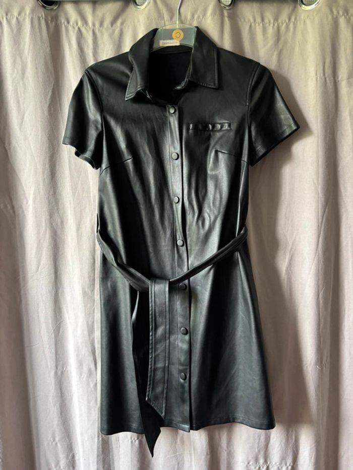 Robe chemise en effet cuir avec ceinture