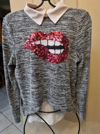 Blouse chemise grise avec dessin de lèvres