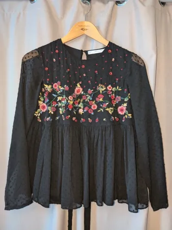 Blouse brodée, dos ouvert
