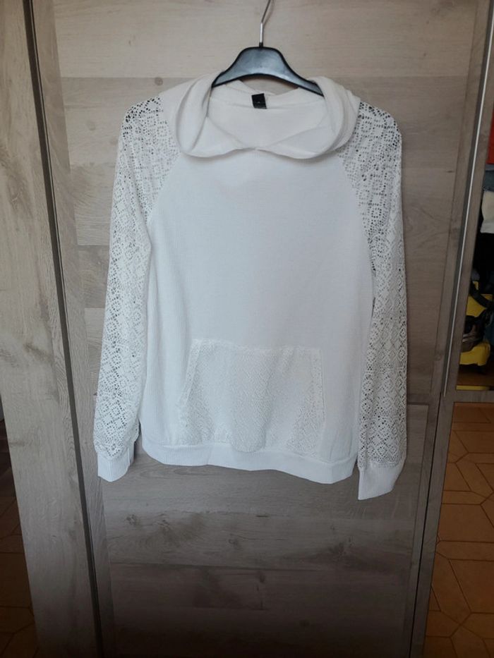 Pull léger à capuche t.42