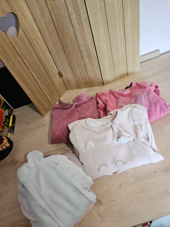 Lot 3 pyjamas + 2 cadeaux 18 mois - photo numéro 2