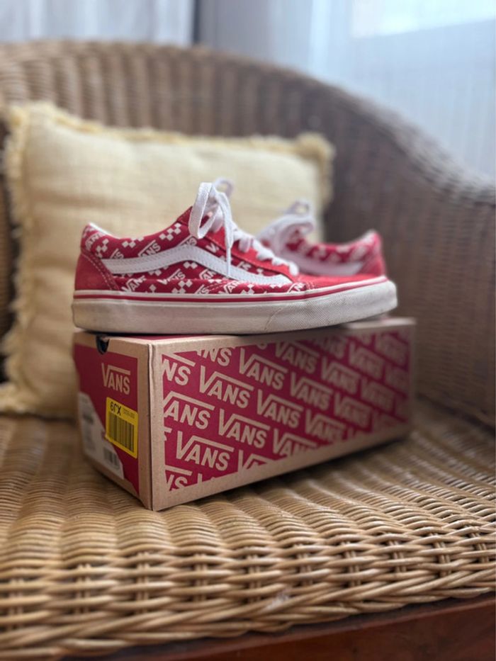 Vans Old Skool - rouge/blanc à motif - daim/cuir - en très bon état - pointure 36