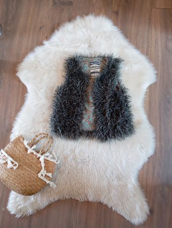 1€ creeks gilet sans manche poilu 3 ans