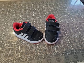 Basket adidas taille 21 attention petite usure au même endroit voir photo