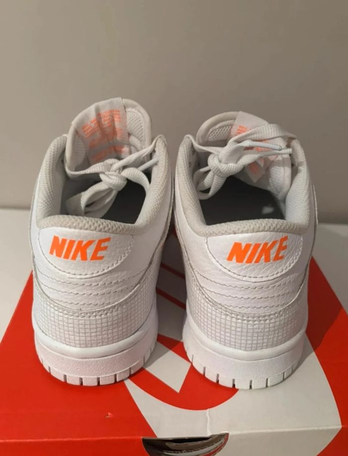Nike Dunk low blanc et orange mixte neuf 37,5 - photo numéro 4