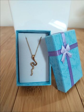 Collier doré et son pendentif serpent