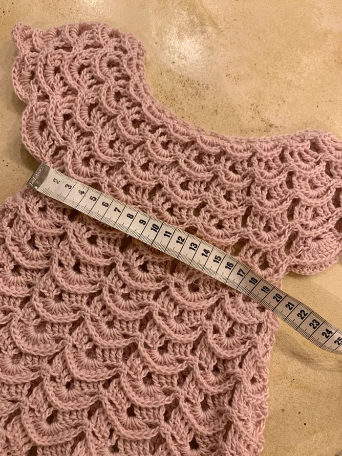 Jolie robe en crochet fait maison rose pâle taille 6 mois - photo numéro 3