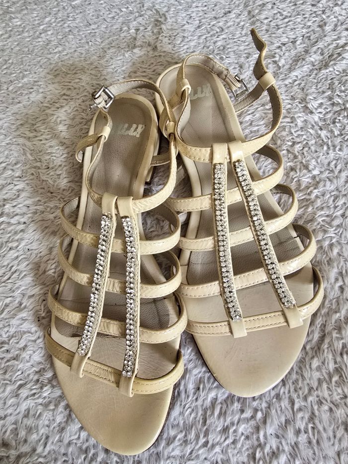 Sandales avec cristaux cuir vernis 🍒Mally🍒pointure 37 non négociable acheté 95€ - photo numéro 2