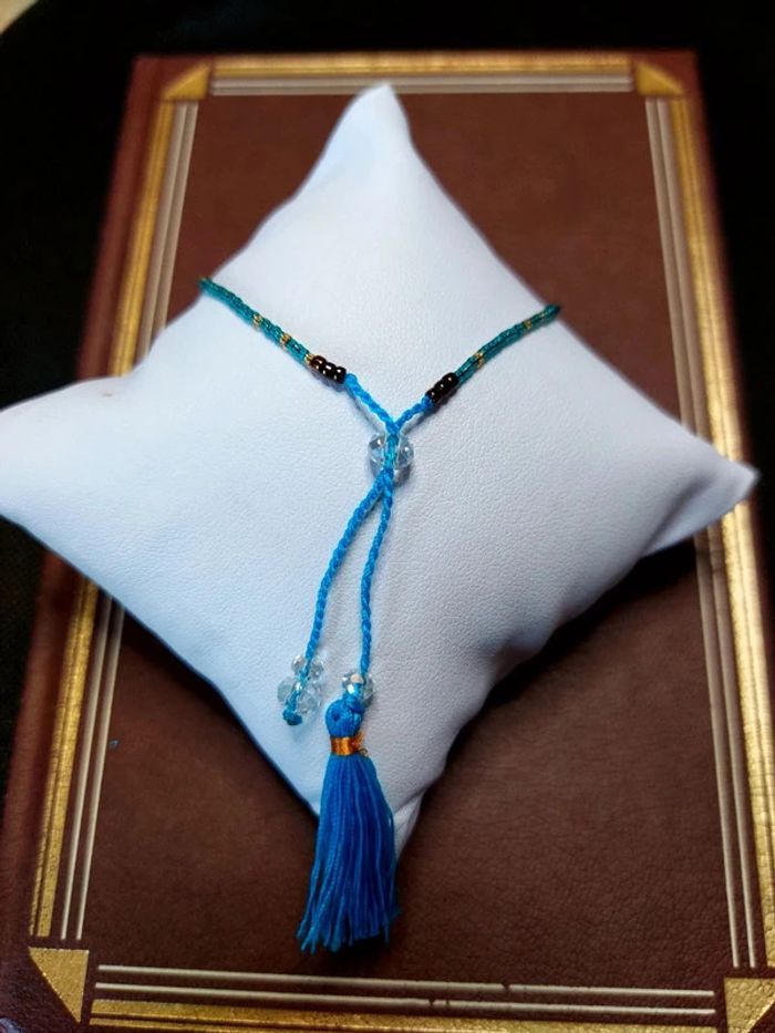 Magnifique bracelet ajustable perles et cordelette bleu avec pompon. - photo numéro 4