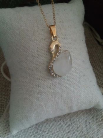 Collier cygne avec pierre de cristal de roche