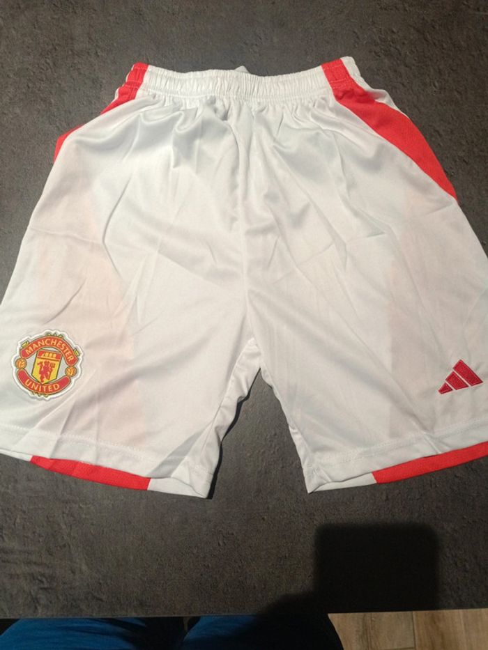 Tenue foot Manchester United rouge. T.26 - photo numéro 3