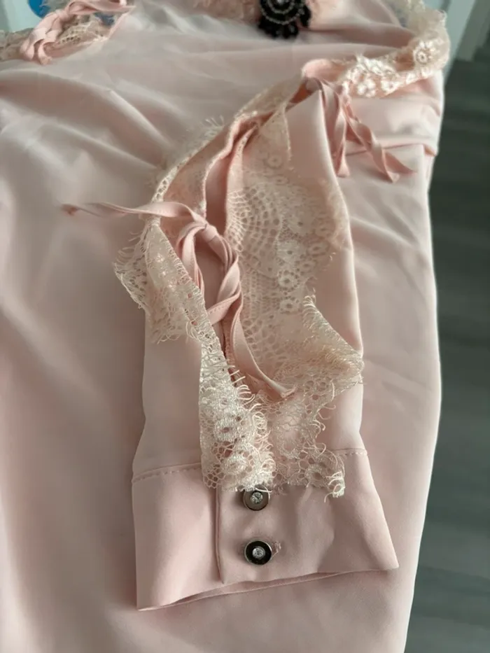 Chemise elegante avec dantele et broche - photo numéro 3