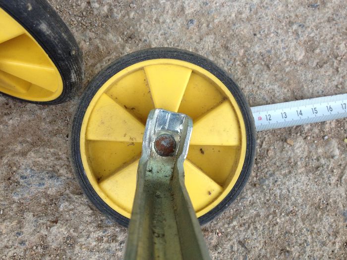 Une paire de petites roues arrière pour vélo enfant - photo numéro 8