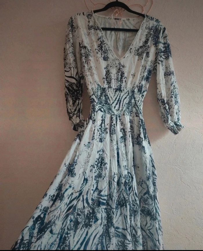 Robe mi-longue, col V , légère, taille 38 . Exetera - photo numéro 2