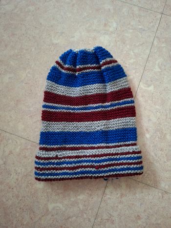 Bonnet tricoté rayé bleu gris bordeaux