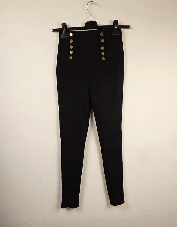 Pantalon noir élastique.