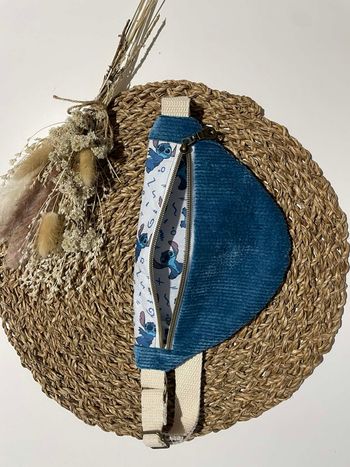 Sacoche banane enfant fait main en velours côtelé bleu et tissu Stitch 🌸