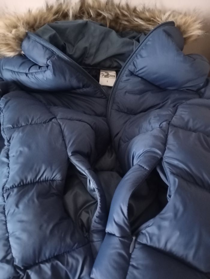 Blouson doudoune.Taille S. Capuche et fausse fourrure .2 poches . Polyamide polyester. Bleu foncé ,marine ..Up Fashion.Etat neuf - photo numéro 7