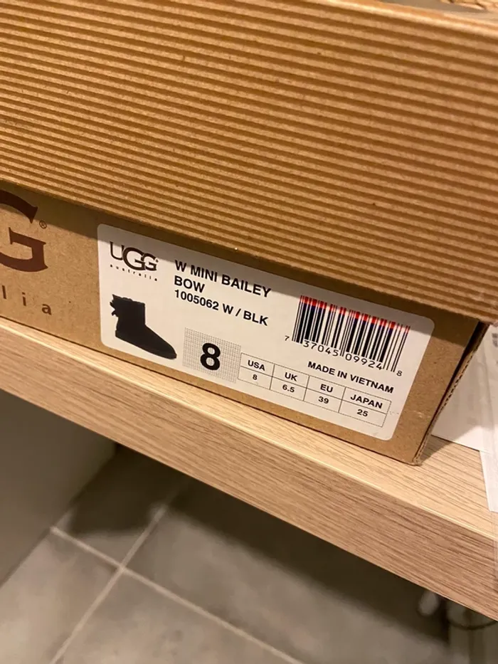 Ugg basse noires noeud - photo numéro 2