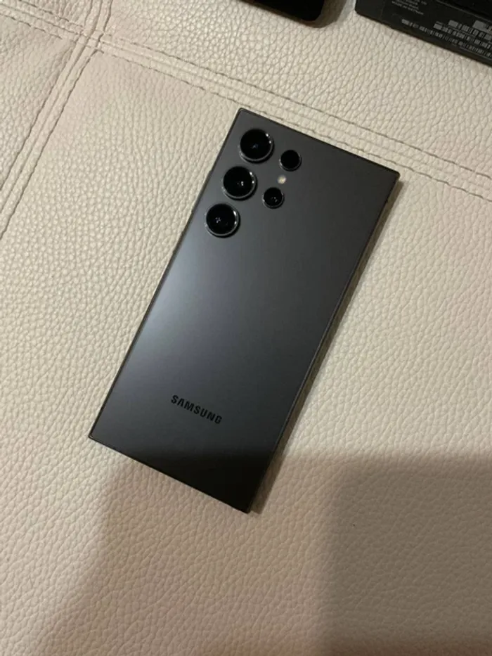 Samsung Galaxy S24 ultra quasiment neuf - photo numéro 5